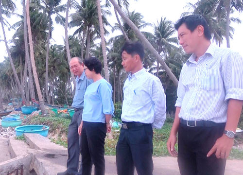Binh Thuan functional authorities to survey trashes washed ashore