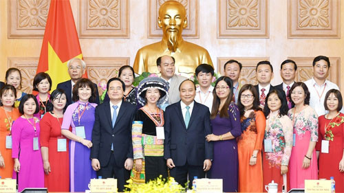 Prime Minister Nguyen Xuan Phuc meets outstanding teachers