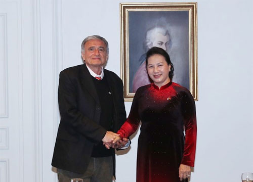 Top legislator hails people-to-people ties in Vietnam-France relations