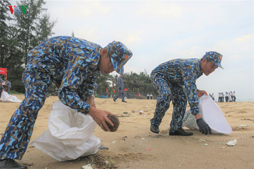 More than 200 naval soldiers clean up trash along beaches in Phan Thiet