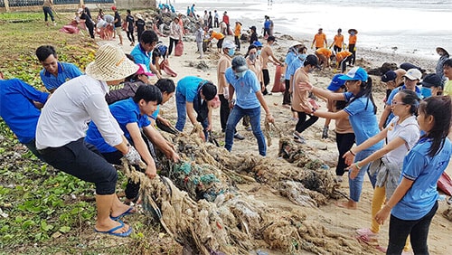 Hundreds of volunteers clean up Mui Ne beach