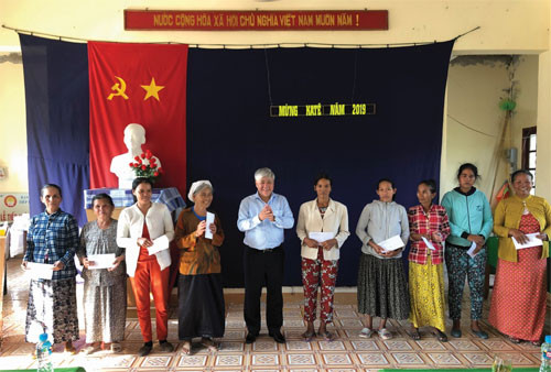 Minister-Chairman of the Committee for Ethnic Affairs Do Van Chien greet Kate festival to Cham community