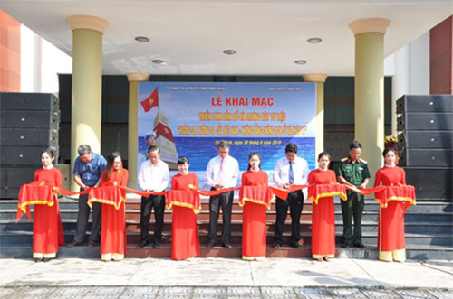 Exhibition “Hoang sa, Truong Sa-historical and legal evidence”opened in Tanh Linh district