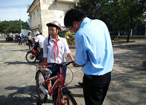 Tặng xe đạp “Chia sẻ yêu thương” cho học sinh nghèo