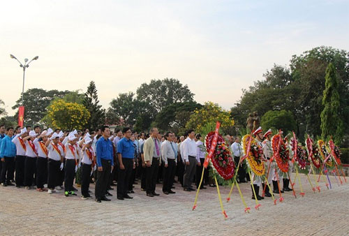 Leaders pay tribute to  President Ho Chi Minh, martyrs on74th founding anniversary of Vietnam People’s Army