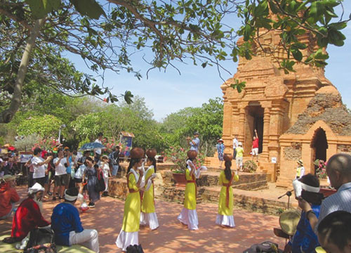 Bustling Binh Thuan tourism on Reunification Day (April 30) and May Day