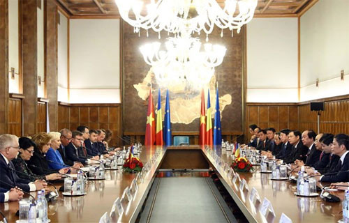 PM Phuc holds talks with Romanian counterpart