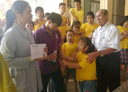 Visiting and Gifting to disable people on Vietnam Day of People with disabilities
