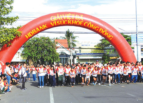 360 athletes joined HDBank’s cross-country running contest  