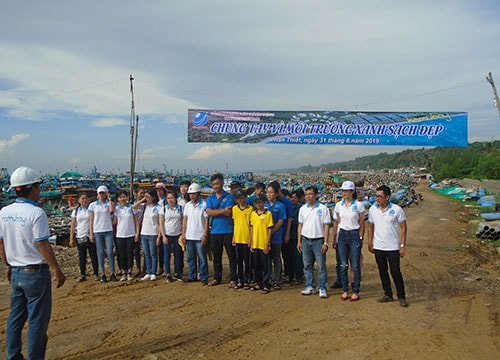 Youth launched campaign to clean up the beach in the South of Phan Thiet