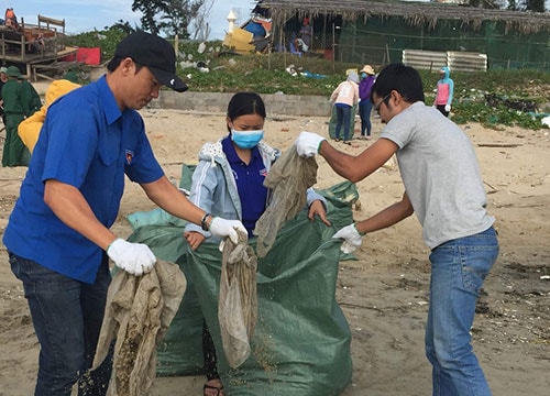 Hundreds of youth clean up Mui Ne beach