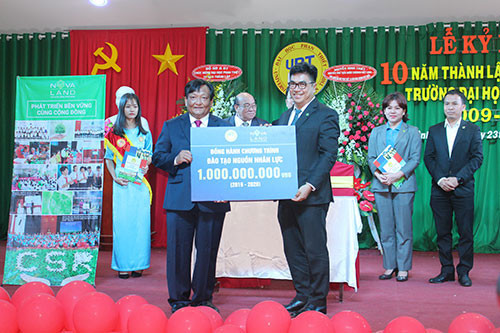 Novaland Group presents scholarships worth VND 1 billion to Phan Thiet University