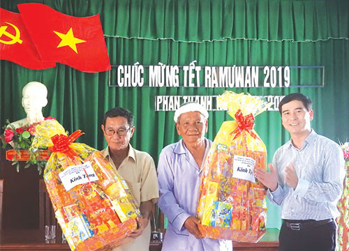 Provincial Leaders extended greetings to Cham Bani community on Ramuwan festival