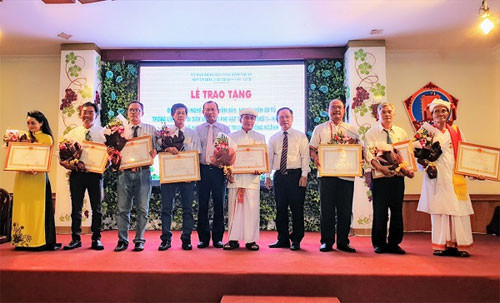 Binh Thuan honors People’s Arisan, Meritorious Artisans in preserving, promoting intangible cultural heritage