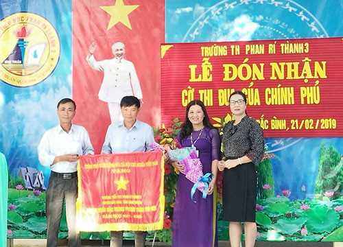 Primary school in Binh Thuan awarded Emulation Flag of the Government