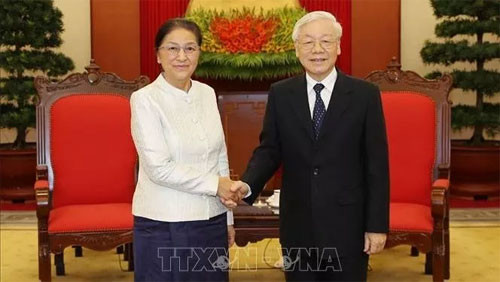 Party and State leader Nguyen Phu Trong hosts Lao top legislator