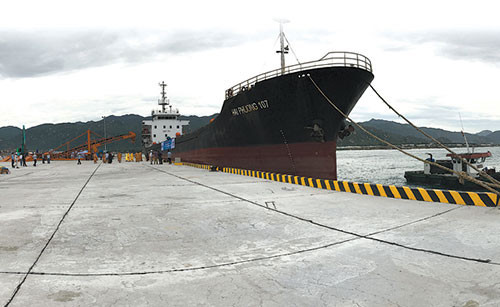 First 10,000 ton-vessel arrived in Vinh Tan international seaport