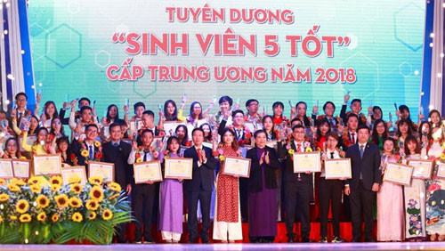 Outstanding students of "Sinh Vien 5 Tot" movement honoured