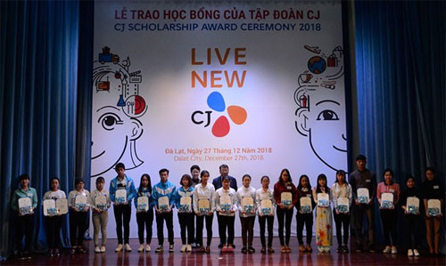 Korean group offers scholarships to students in Lam Dong