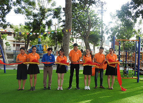  FPT Telecom awards playground for children in Phan Thiet city