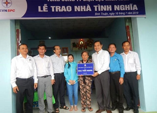 EVNSPC supported 10 accommodation constructions for Binh Thuan’s policy-favored households