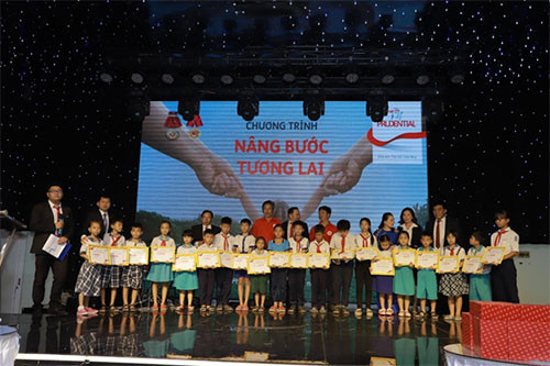 Prudential Việt Nam trao 20 suất học bổng cho học sinh nghèo ở Tuy Phong