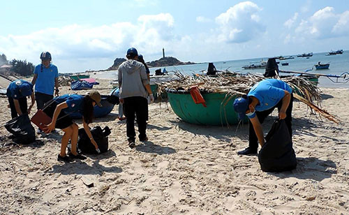 Youth joined hands to clean up Ke Ga beach