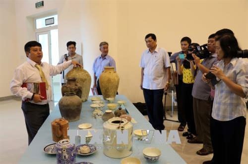 Binh Thuan citizen presented over 13,000 antique specimens to various units nationwide