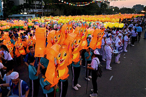 Phan Thiet celerates Mid-autumn festival with amazing Lanterns parade