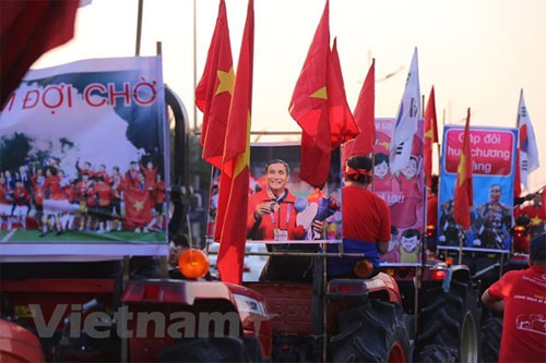 Thousands of Vietnamese fans welcome athletes home