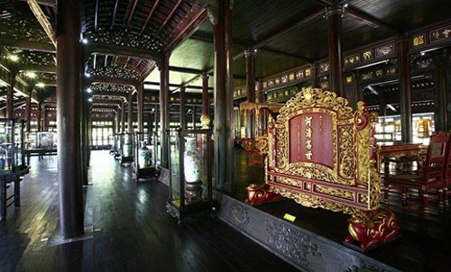 First Nguyen king’s artifacts exhibited at Hue museum