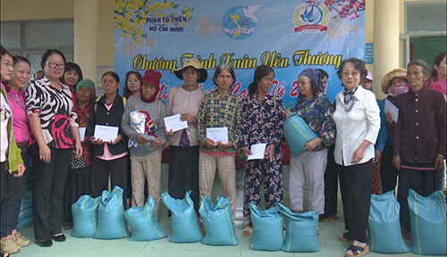 Đoàn từ thiện thành phố Hồ Chí Minh tặng quà đồng bào nghèo xã Đông Tiến