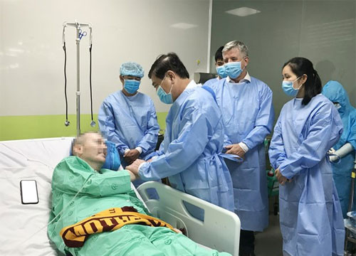 HCM City leader visits medical staff, foreign COVID-19 patient