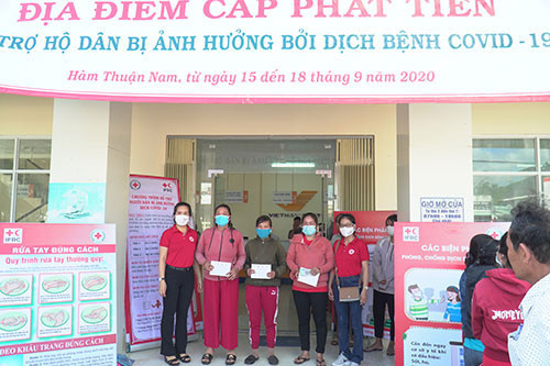 VND 300 million handed over  to poor people affected by Covid-19 in Ham Thuan Nam