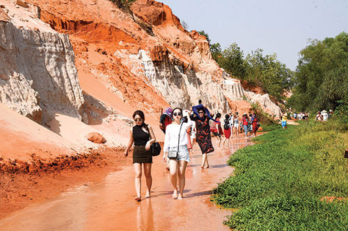 Busy spectacle back to Ham Tien - Mui Ne tourist area on weekends
