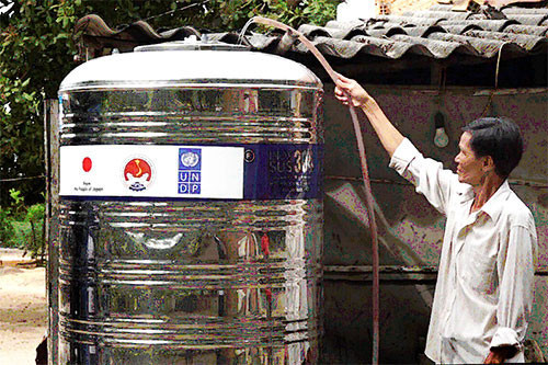 UNDP provides clean water tanks  for 100 poor, near-poor households in Ham Tan