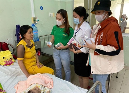 Youth presented free-of-charge 300 bottles of anti-bacteria hand-washing liquid to patients