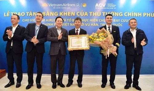 PM’s certificate of merit awarded to crew members on Vietnam Airlines flight to Wuhan