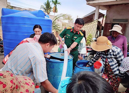 Binh Thuan provincial Military command provides fresh water for people in Thuan Hoa