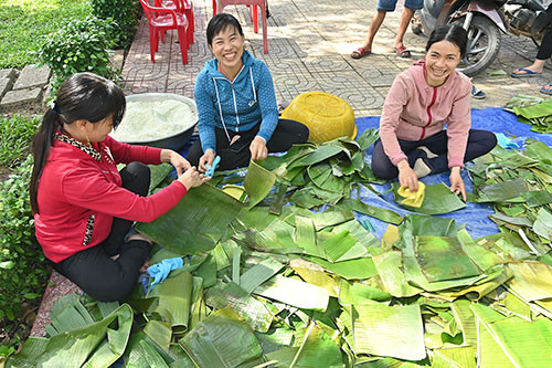 Binh Thuan: Residents made glutinous rice cakes for people in central region