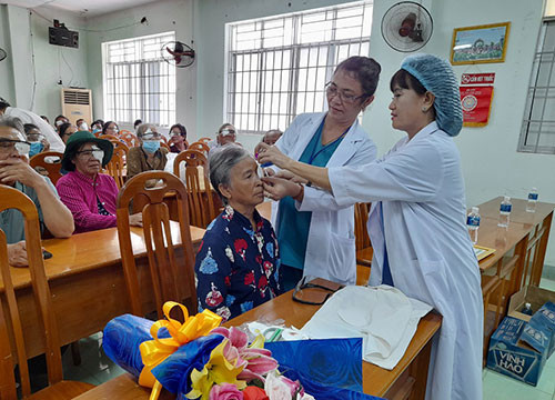 300 elderly get free eye checks-up and operations in Tuy Phong