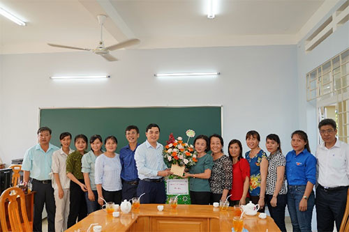 Province’s leader visits, gifts teachers in outlying areas on Vietnamese Teachers’ Day