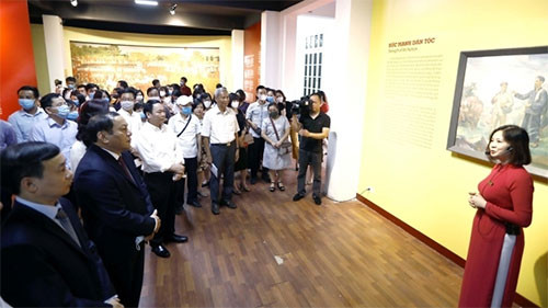 Exhibitions observe August Revolution and National Day