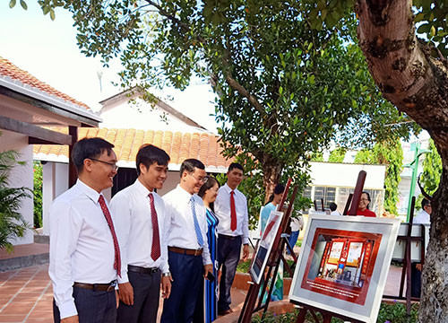 Photo exhibition highlights President Ho Chi Minh’s life and career