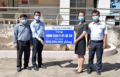 EVNGENCO 3 handed over isolation negative pressure room to Binh Thuan General Hospital