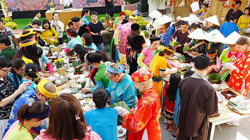International visitors competed in wrapping Chung Cake