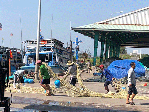 Falling petrol prices encourage fishermen to cling to the sea