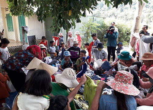 565 gifts presented to poor households in Ham Thuan Nam district