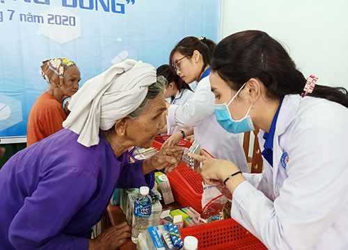 Young physicians joined charity program for the health of ethnic people in Bac Binh