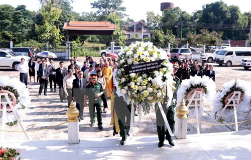 Incense tribute paid to Vietnamese, Lao martyrs in Vientiane
